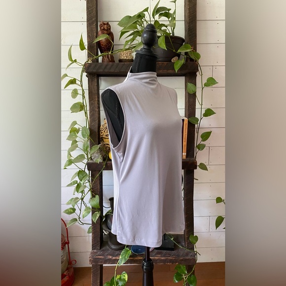 Tahari: Chic Sleeveless Gray Sleeveless Blouse - Picture 16 of 17